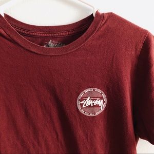 Women’s maroon stüssy tee